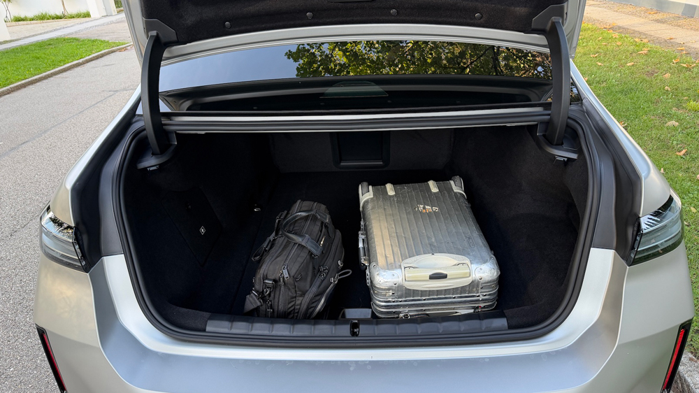 Platz genug fürs Reisegepäck 
500 Liter fasst der Kofferraum des BMW i7. Eine Erweiterung ist nicht vorgesehen. Auch nicht durch einen Frunk unter der Fronthaube.