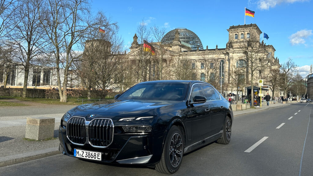 Der Neue im Regierungsviertel 
Der BMW i7 Protection ist das erste Elektroauto der Schutzklasse VR9/10. Welcher Minister wird ihn wohl als erster nutzen?  