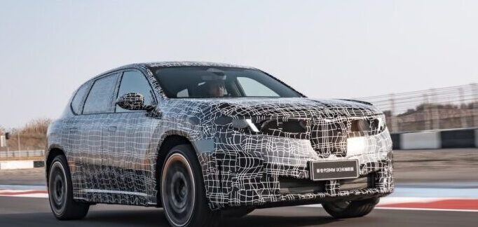 Elf Zentimeter mehr Radstand 
Chinesen lieben es, wenn das Auto den Passagieren in der zweiten Sitzreihe mehr Knieraum bietet - für den Fall, dass der Chef mitfährt.