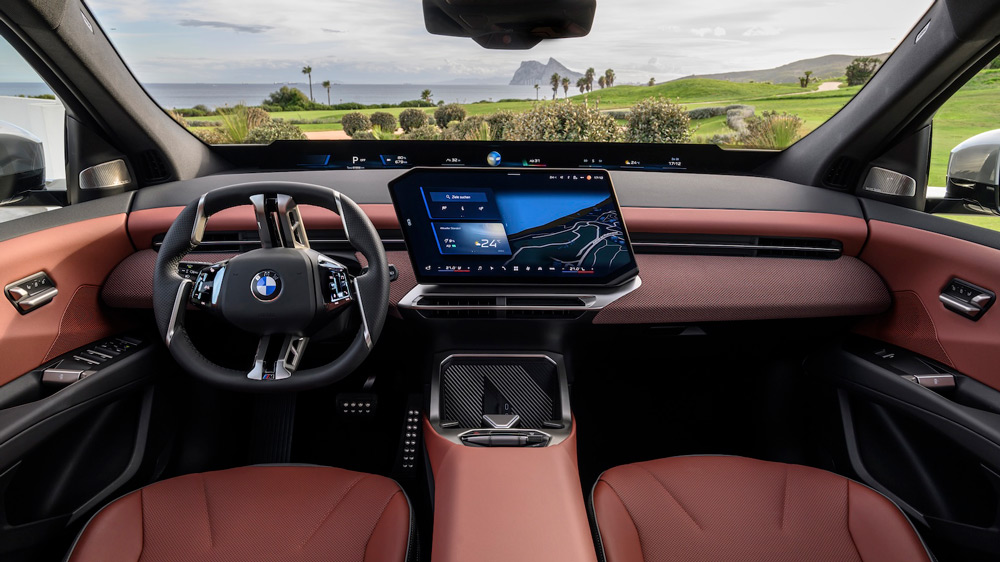 Schräge Nummer
Gewöhnungsbedürftig sind das serienmäßige Vierspeichen-Lenkrad und das nach links geneigte Zentraldisplay über der Mittelkonsole.