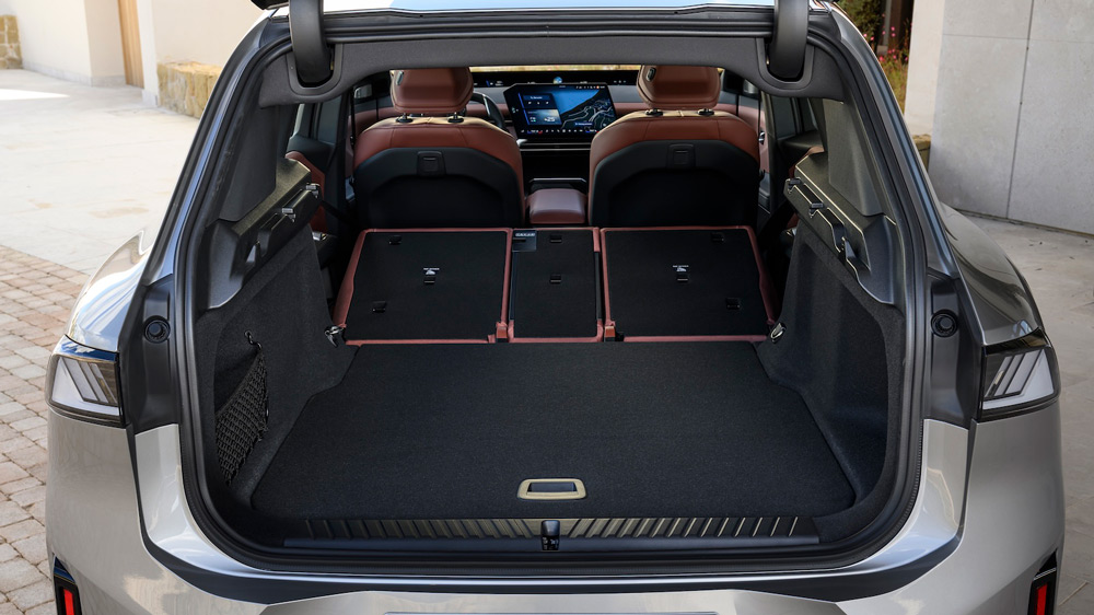 Familientauglich
Der Kofferraum des iX3 fasst bei voller Bestuhlung 520 Liter. Wer die Rückbank umlegt, vergrößert das Packvolumen auf 1.750 Liter