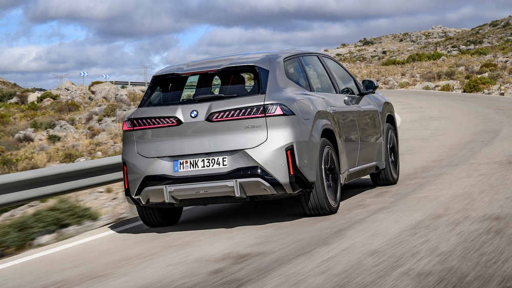 Dynamiker
Der neue BMW iX3 macht Freude beim Fahren. Er lenkt fein, federt exzellent und beschleunigt trotz seines hohen Gewichts rasant.