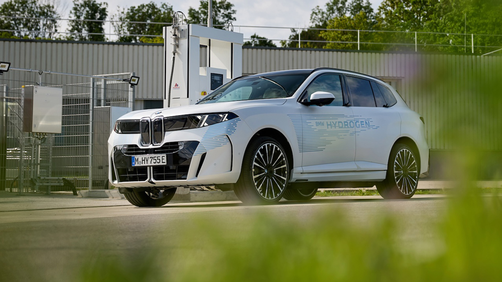 Flaschenhals Tankstelle 
Derzeit gibt es in ganz Europa nur 179 Stationen, an denen Pkw mit 700 bar Wasserstoff tanken können. Die große Reichweite des BMW iX5 Hydrogen von bis zu 750 Kilometern ist da ein großer Vorteil. Der neue Hyundai Nexo kommt allerdings bis zu 826 Kilometer weit.    