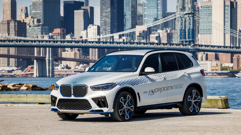 BMW iX5 Hydrogen vor der Skyline von New York 
Das Brennstoffzellenauto von BMW nutzt den Antrieb des Toyota Mirai und ist vorerst nur ein Protoytyp, der von ausgewählten Kunden in aller Welt getestet werden soll. Ein Verkauf des Autos ist vorerst nicht vorgesehen. Foto: BMW  