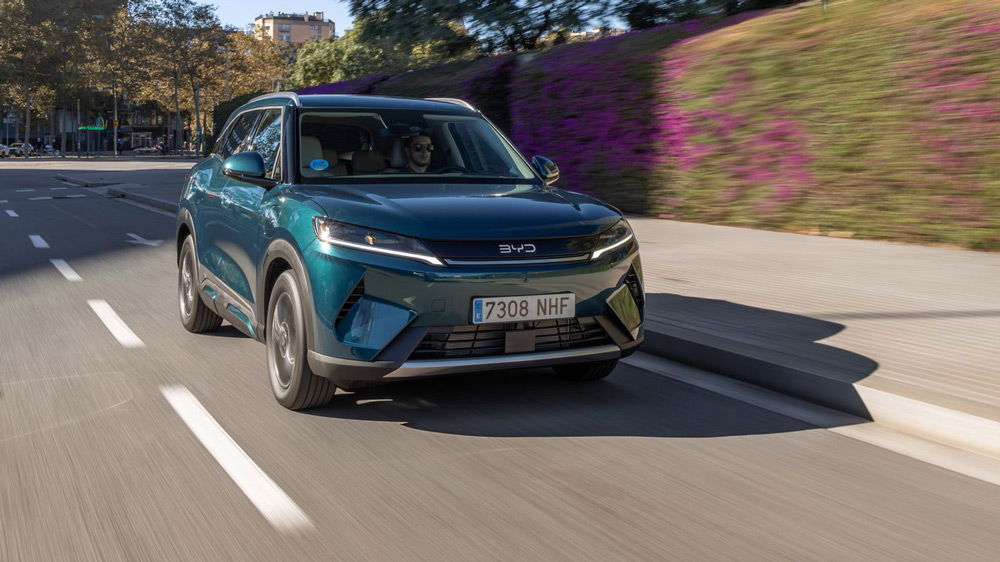 Emissionsfrei im Alltagsverkehr
Der Plug-in-Hybrid hat in der Topversion eine LFP-Blade-Batterie mit einer Kapazität von 18 kWh an Bord, die für eine elektrische Reichweite von 90 Kilometern gut sein soll. Zusammen mit dem Inhalt des 45-Liter-Tanks kommt der SUV 1000 Kilometer weit. 