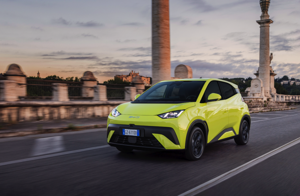 Preisbrecher 
Der kompakte BYD Dolphin Surf wird in Deutschland derzeit ab 22.990 Euro angeboten. Wenn im kommenden Jahr die Produktion des Modells in Ungarn anläuft, könnte der Preis sinken - die Zöller der EU in Höhe von 27 Prozent entfallen dann.  