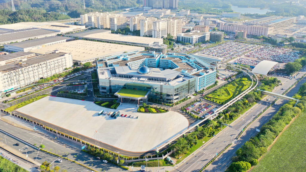 BYD-Stadt 
Der Pingshan Industrial Park in Shenzhen beherbergt die Hauptverwaltung von BYD, Produktion und Entwicklung. In unmittelbarer Nähe sind auch die 60.000 Mitarbeiter des Unternehmens untergebracht.  