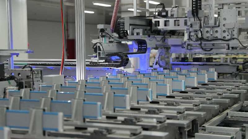 Batteriezellen in Klingenform
BYD produziert auf LFP-Basis sogenannte „Blade“-Batterien. Die langen, flachen und schmalen Zellen lassen sich leichter in die Karosseriestruktur integrieren und zeichnen sich durch hohe intrinsische Sicherheit aus, das die Gefahr von Akkubränden minimiert. 