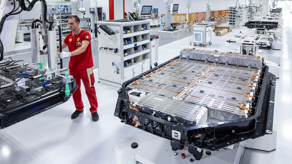 Dicht gepackt
15 Module mit 3150 Pouch-Zellen von SK On packt Ferrari in den Boden des Viersitzers. Die Speicherkapazität von 122 kWh soll für über 530 Kilometer gut sein - wenn der Elektro-GT aus Maranello auf der Straße nicht zu sehr gefordert wird. Fotos: Ferrari.