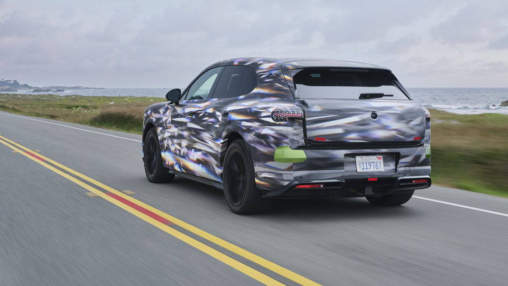 Ohne Flaps im Stoßfänger 
Die Folierung lässt auch am Heck die spätere Gestaltung nur erahnen. Ein paar Unterschiede zum Porsche Cayenne fallen trotzdem auf. 