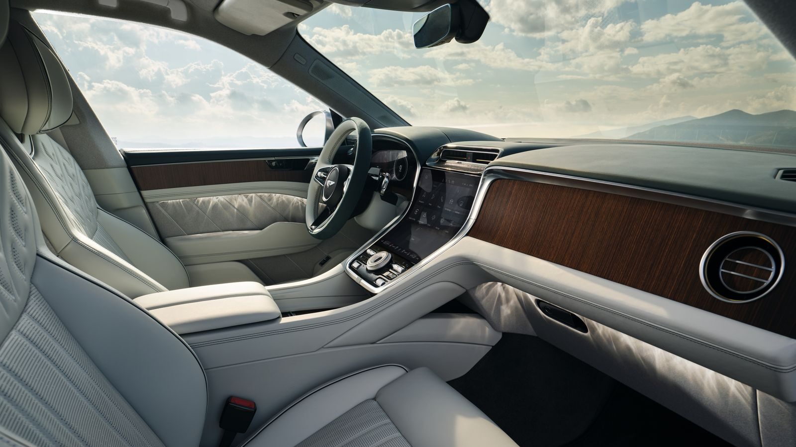 Very british
Hartplastik wie im Innenraum des Cayenne Electric sucht man im Bentley vergeblich. Geschmacksache sind optionale Bezüge aus 100 Prozent Merinowolle. Hinzu kommen Dekore aus bis zu 1.000 Lagen nachhaltig beschaffter Walnuss-Reststücke und Recyclingpapier.