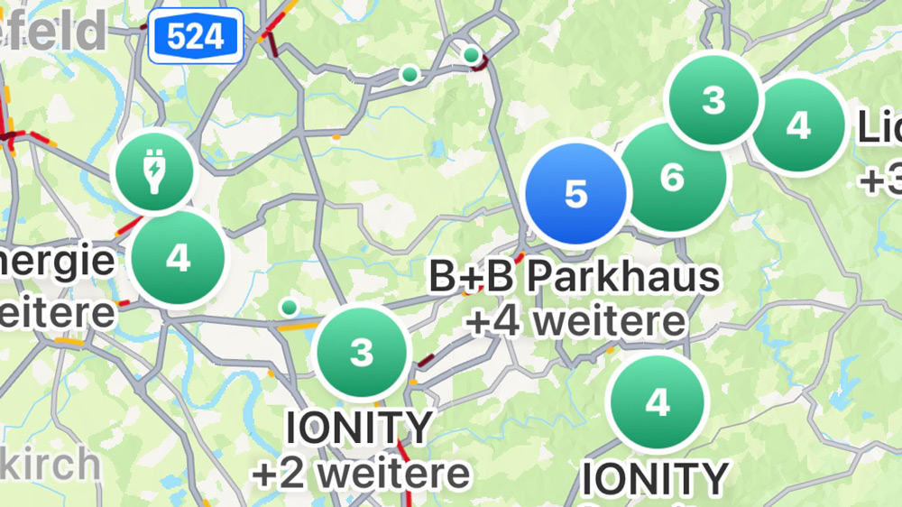 Alles im Blick
Auf Apple Maps werden Ladepunkte für Elektroautos schon seit längerem angezeigt. Inzwischen lässt sich der Ladevorgang an einigen Station auch über die App starten und bezahlen. Bildschirmfotos: Rother