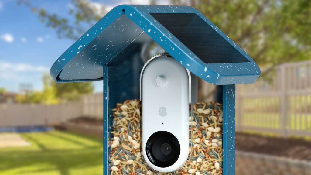 "Bird Buddy" mit PV-Anlage 
Um den Batteriespeicher zu entlasten und die Umwelt zu schonen, kann das smarte und vollvernetzte Vogelhaus gegen Aufpreis mit Solarmodulen hochgerüstet werden. Fotos: BirdBuddy