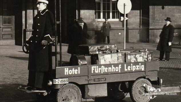 Mit der "Eidechse" durch die Stadt 
In den 1920er Jahren hatte das Leipziger Unternehmen von Adolf Bleichert großen Erfolg mit einer elektrischen Transportkarre. Gelenkt wurde diese von vorne - durch die Verlagerung des Körpergewichts auf der Trittplatte. Foto: Bleichert-Archiv
