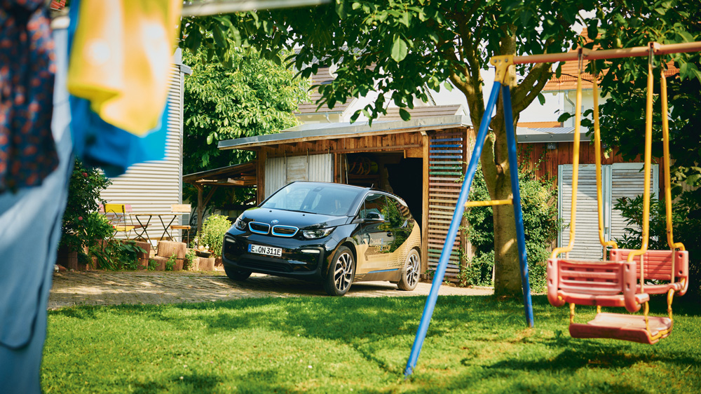 The next example of the production of solar energy, while the sky floats through the clouds, is gold plated: first consumed with the Heimspeicher, then the car battery is sucked from the grid at the first electrical current.