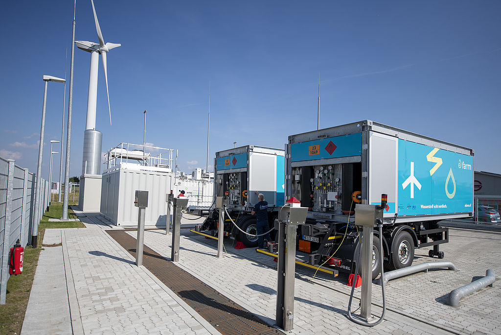 Strom zu Wasserstoff
Auf der E-Farm in Bosbüll nahe Husum wird überschüssiger Windstrom durch Elektrolyse in Wasserstoff umgewandelt. Die Windräder müssen deshalb nicht abgeschaltet werden, wenn die Produktion größer ist als die Aufnahmefähigkeit des Netzes. Foto: GP Joule