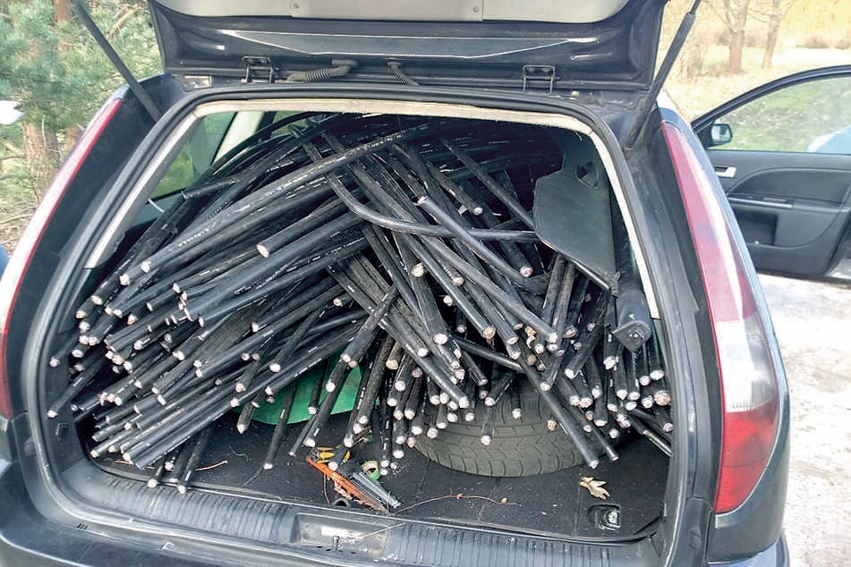 Begehrtes Kupfer
Die gestiegenen Kupferpreise sorgen dafür, dass Stromleitungen und Erdungskabel von Kriminellen gezielt herausgeschnitten werden - aus Signalleitungen entlang der Bahntrassen, aber auch inzwischen vermehrt an Ladestationen. Den Täter drohen Freiheitsstrafen zwischen drei Monaten und zehn Jahren - so sie denn wie hier gefasst werden. Bild: Bundespolizei