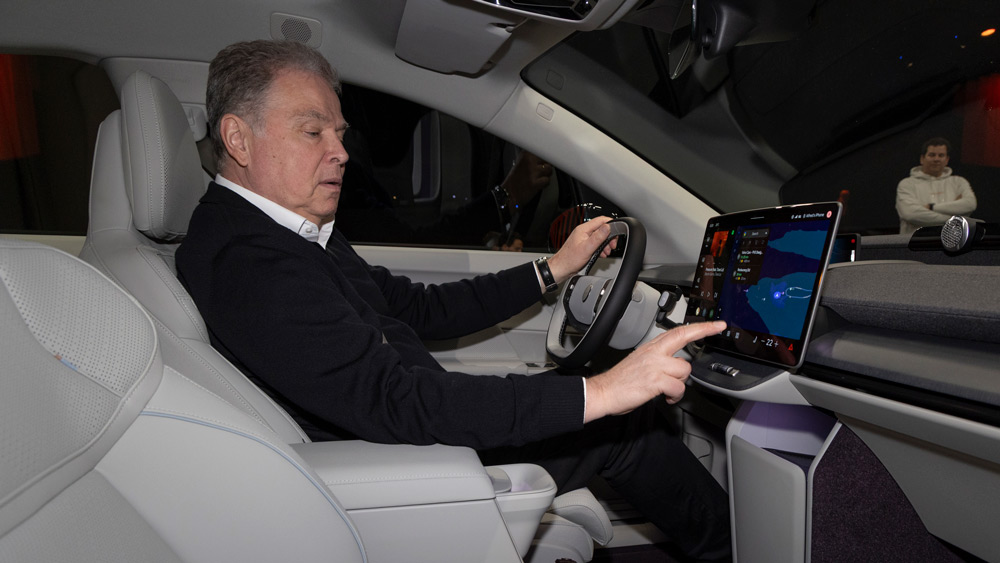 Wechsel in die Horizontale 
Das zentrale Infodisplay über die Mittelkonsole haben die Designer zur besseren Bedienbarkeit um 90 Grad gedreht, stellt der Autor bei der ersten Sitzprobe im neuen Volvo EX60 fest. Platz bietet der Elektro-Crossover reichlich - und noch ein paar Überraschungen mehr.  