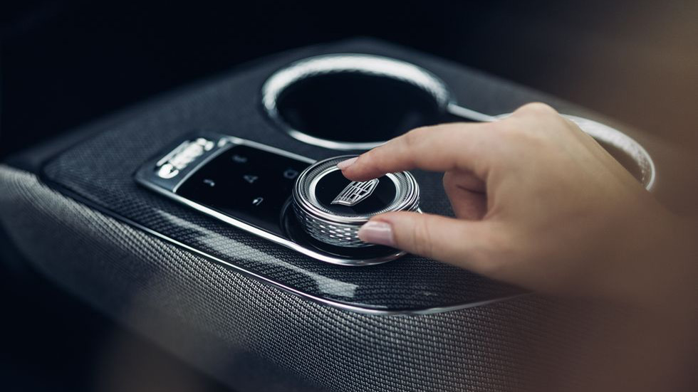 Drehen und Drücken
Klasse ist, dass die Amerikaner in bester BMW-Manier einen Drehdrücksteller auf der Mittelkonsole platziert haben. So kann man durch die Menüs scrollen, ohne auf dem Bildschirm herumtatschen zu müssen.