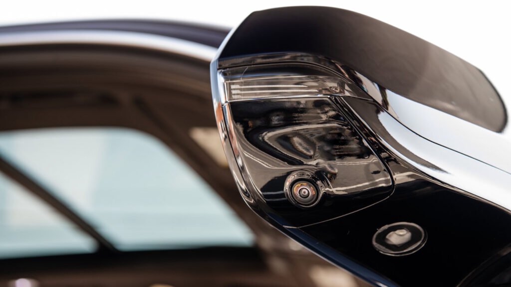 Das fahrende Auge
Um die Umgebung wahrzunehmen und das Verkehrsgeschehen analysieren zu können, hat General Motors seine Topmodelle von Cadillac wie den SUV Escalade mit einer Vielzahl von Kameras und Sensoren ausgestattet. Foto: GM