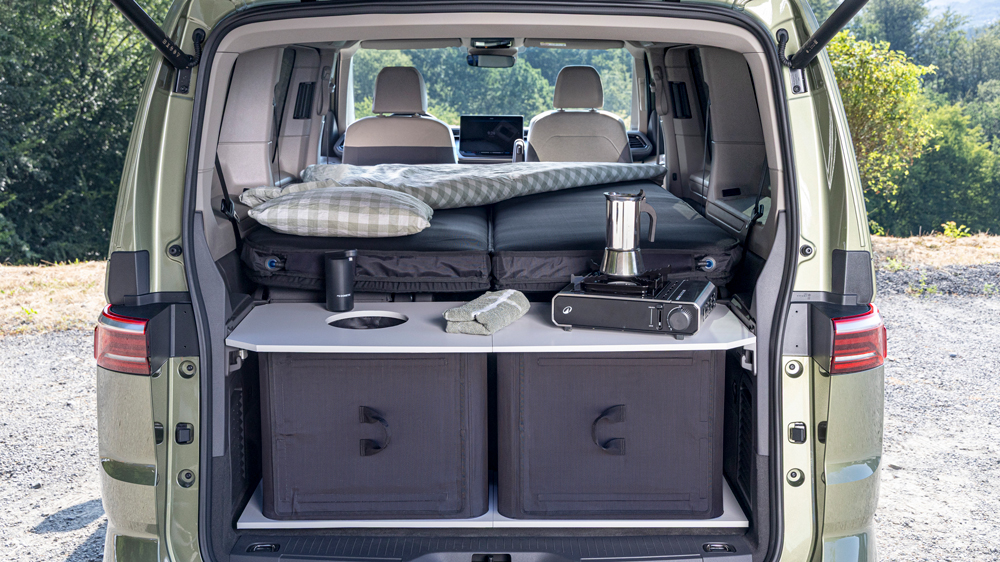 Küche und Bett zum Aufblasen
Regelmäßig auf Urlaubsfahrt gehen nicht alle Besitzer eines VW California Beach. Mit den neuen Modulen von Stuff Bubble gelingt der Umbau des gerne auch teilelektrifizierten Kleinbusses zum Campervan kostengünstig und in wenigen Minuten. Foto: VWN