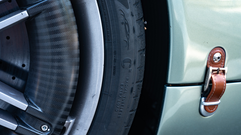 Alles andere als utopisch
Die Hochleistungsreifen von Pirelli für den Pagani Utopia sind die ersten, die über den neuen Sensor aus US-Produktion verfügen. Ein C auf der Reifenflanke zeigt die Montage des smarten Cyber Tyre an. Bei einem Fahrzeugpreis von 3,5 Millionen Euro fallen die Mehrkosten dafür sicher nicht ins Gewicht.  