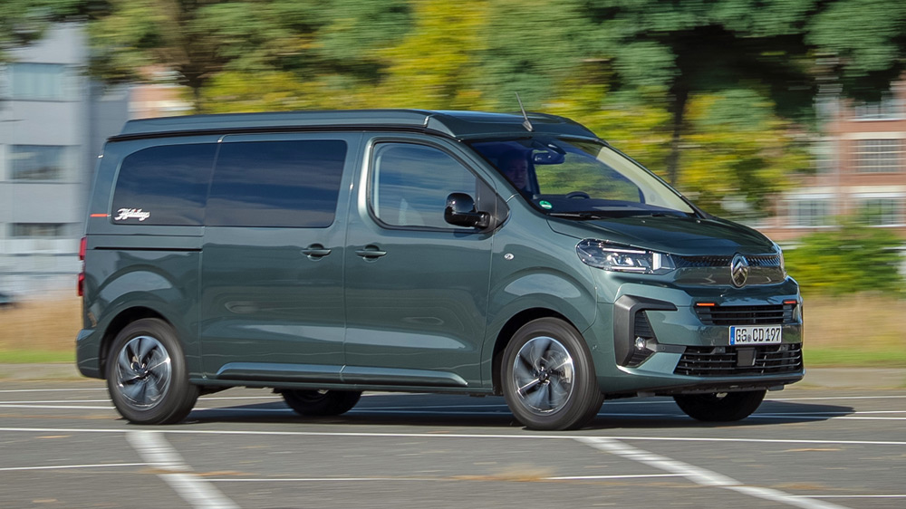 Schönen Urlaub 
Den Citroën Holidays mit Aufstelldach gibt es bislang nur mit Dieselmotor. Als Spacetourer ist er auch mit einem 100 kW starken Elektromotor sowie einem 50 kWh großen Akku für einen Aktionsradius von 342 Kilometern erhältlich. Fotos: Dani Heyne für Stellantis 