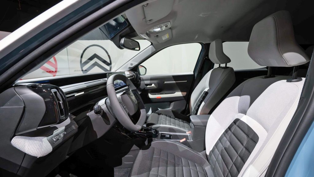 Ganz ohne Hartplastik geht es nicht 
Bis zum Serienstart will Citroën den Innenraum des kleinen Stromers noch durch genarbte Oberflächen, einen Textilbezug und Klavierlackapplikationen aufwerten.  