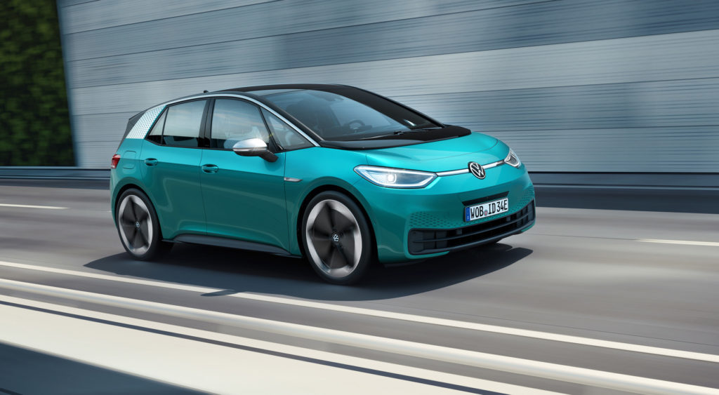 VW ID.3 
Seit November 2019 bietet Volkswagen den elektrischen Kompaktwagen als Alternative zum Golf an. Der Startpreis für die Pure-Version für Minimalisten mit 55 kWh-Akku für eine Reichweite von 350 Kilometer betrug 31.495 Euro. Drei Jahre alte Modelle in der Ausführung werden heute zu Preisen um die 18.000 Euro gehandelt. Foto: Volkswagen