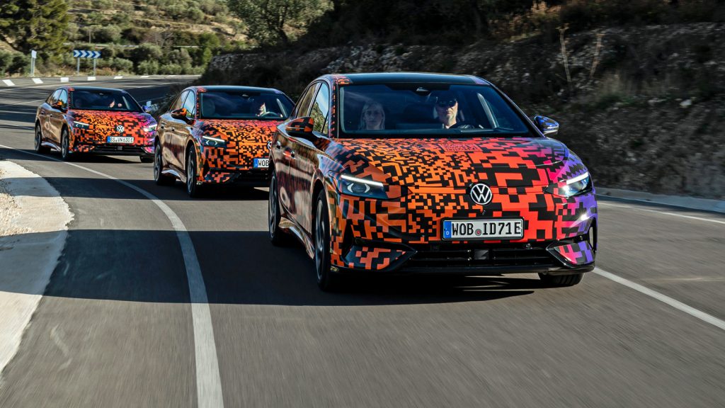 Immer schön der Reihe nach
Drei Prototypen des VW ID.7 im grellbunten Folien-Tarnkleid auf Testfahrt in Südspanien. Fotos: Volkswagen 