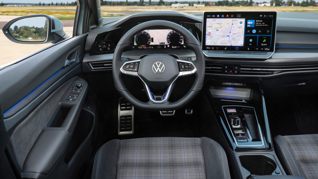 Klein kariert
Die Touchslider zur Temperatur- und Lautstärkeregelung sollen nun ergonomisch besser bedienbar sein und sind nun im Dunkeln endlich auch beleuchtet. Auch neue Bezugsstoffe spendierte Volkswagen seinem ewigen Bestseller. Fotos: VW