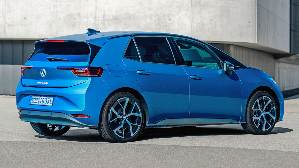 Aufgefrischt
Neue Stoßfänger und neue Räder und eine durchgehende Lackierung in Wagenfarbe lassen den ID.3 größer erscheinen. Das Markenzeichen am Heck ist nun weiß - und zur Modellbezeichnung darunter gesellt sich ein "Neo". Fotos: Volkswagen
