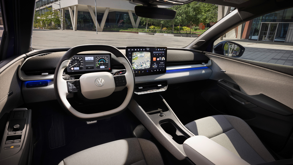 Angerichtet mit "Secret Sauce"
Die Oberflächen im Innenraum des ID.Polo sind nicht nur ansehnlich, sondern auch haptisch hochwertig. Zudem haben sich die VW-Designer den Spaß gemacht, eine digitale Instrumentenanzeige im Stil der 1980er-Jahre zu programmieren.