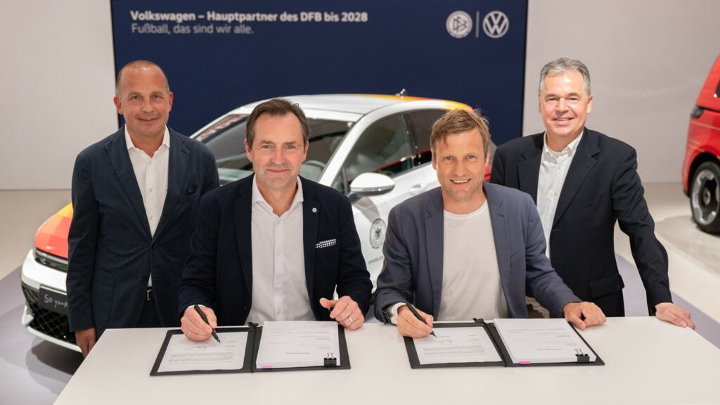 Vereint bis 2028
VW Deutschland-Chef Achim Schaible und VW-CEO Thomas Schäfer besiegeln die Fortführung der Partnerschaft mit dem DFB. Für den Fußballbund zeichnen Holger Blask und Adreas Rettig (v.l.). Foto: Volkswagen