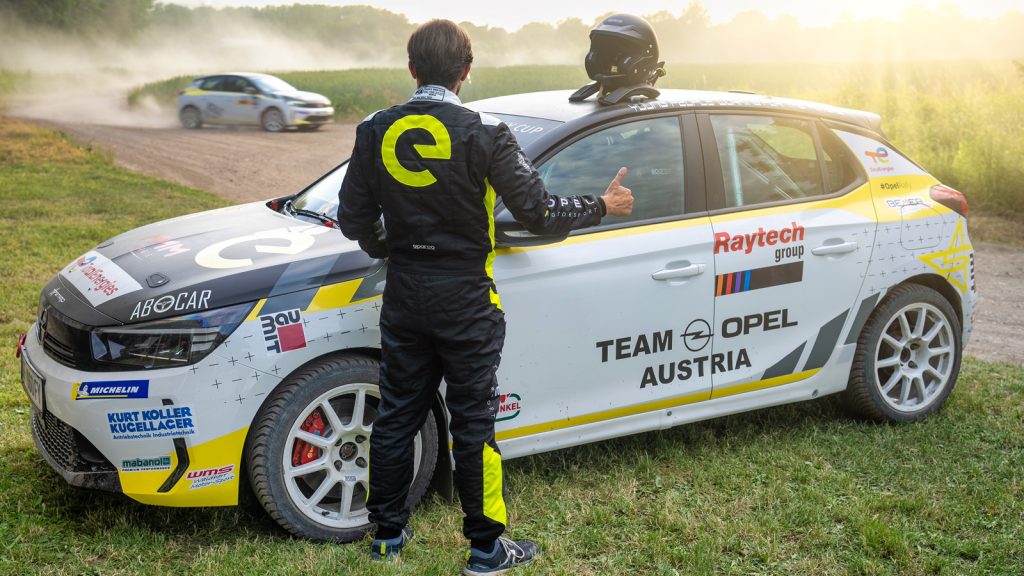 Daumen hoch 
Die Wahrnehmung des ADAC Opel Electric Rally Cup, den ersten elektrischen Rallye-Markenpokal, ist in den beiden zurückliegenden Jahren deutlich gestiegen. In diesem Jahr findet er nun vor internationaler Kulisse statt. Fotos: Dani Heyne