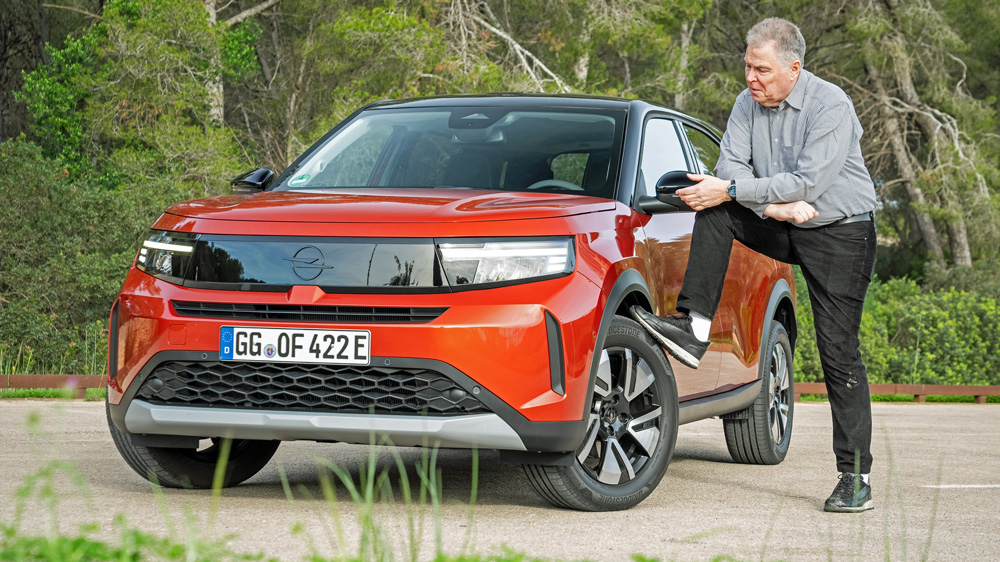 Opel-Gesicht
Der schwarze Vizor mit dem neuem Opel-Blitz im Zentrum integriert bei der GS-Version die LED-Scheinwerfer in das Markengesicht. Den robusten Stand des Frontera verstärken schwarze Schweller und ausgestellte Radkästen. Foto: Dani Heyne für Opel