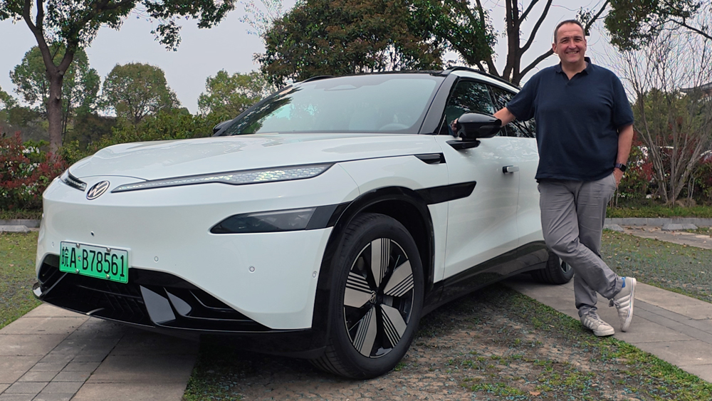 Zwei Nummern größer
Mit fünf Meter Länge überbietet der ID.Unyx08 den VW ID.5 deutlich. Preislich liegt er in China in etwa auf dem Niveau eines ID.Polo, was unseren Autor und Autotester mächtig beeindruckt und neidisch macht.