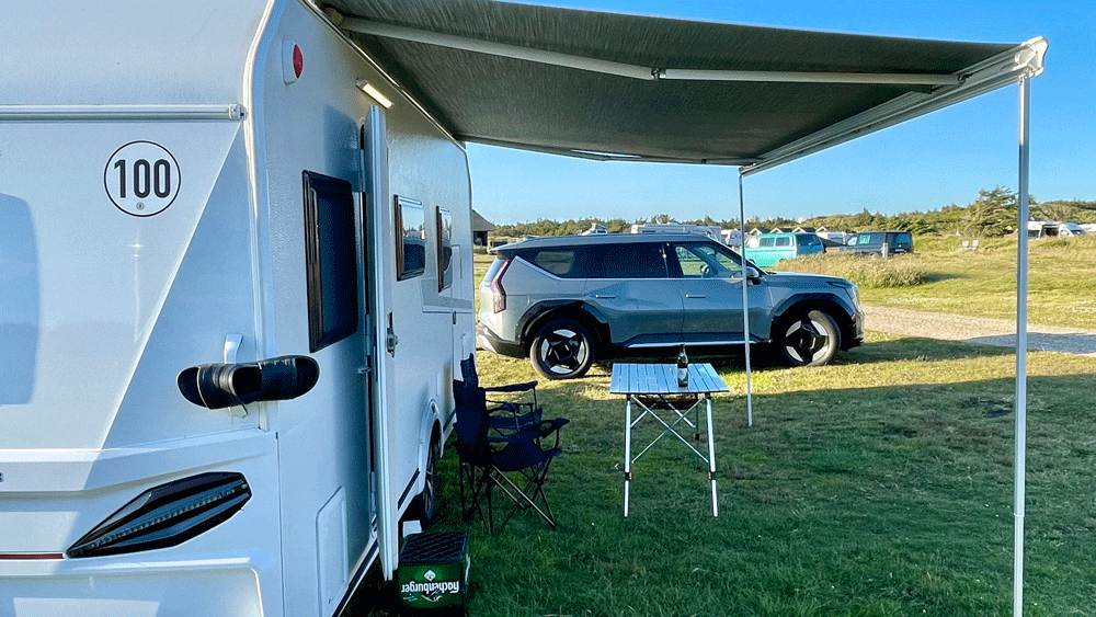 Endlich am Ziel 
Nach 784 Kilometern und gut zwölf Stunden ist endlich der Campingplatz Vejers Strand in der Syddernmark erreicht. Zeit für ein Bier - und ein paar Aufbauarbeiten. Strom liefert der Kia EV9 aus seinem Akku. Fotos: Rother