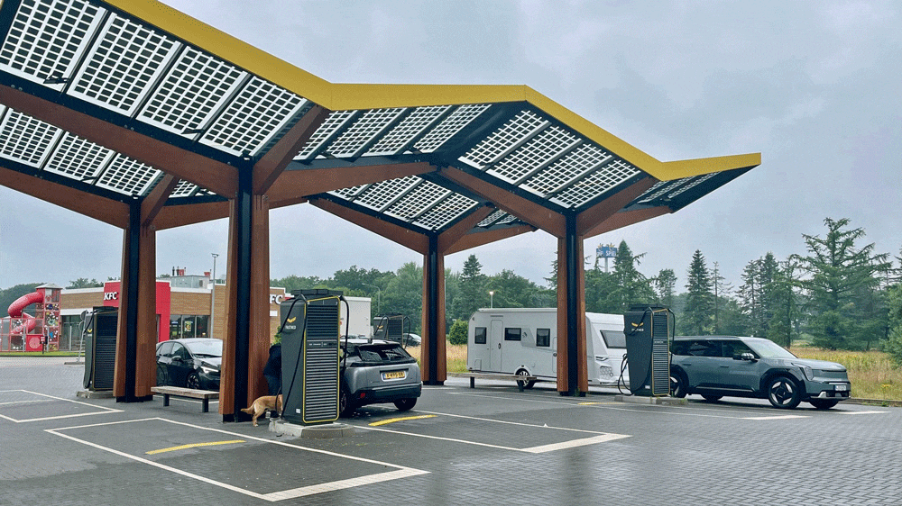 Na also, geht doch 
Der Schnellladepark von Fastned in Groß Mackenstedt ist schlecht ausgeschildert, bietet aber aufgrund der Durchfahrt-Lösung perfekte Bedingungen für Wohnwagen-Gespanne. Und Wetterschutz obendrein. 