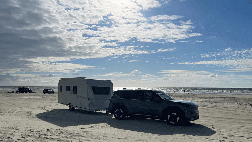 Strandmobil 
Ein Fahrfehler, keine Möglichkeit zum Wenden - und Minuten später rollten wir mit unserem Gespann über den dänischen Nordseestrand. Da gerade Ebbe herrschte, gab es hier immerhin ordentlich Platz für einen schnellen U-Turn. 