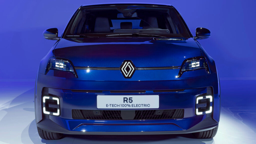 Schau mir ins Auge, Kleiner 
Für eine Interaktion zwischen Mensch und Maschine sorgen die pupillenförmigen LED-Scheinwerfer, die dem Besitzer zublinzeln, wenn er sich dem Auto nähert. Hier die Version des R5 Electric in Nacht-Blau. Fotos: Renault