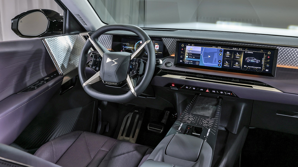 Cockpit der glamourösen Art 
Ins Auge sticht im Innenraum das inzwischen DS-typische Vierspeichen-Lenkrad - und das reichhaltige Dekor rund um die Instrumente.