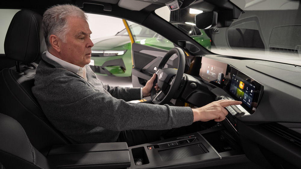 Sitzprobe
Künftig gibt es in jeder Version Intelli-Sitze mit einer Vertiefung in der Sitzfläche - wie in Rennradsätteln, um den Druck auf das Steißbein zu reduzieren. Neue Bezugsstoffe auch für die Türverkleidungen und die Mittelkonsole lassen den Innenraum hochwertiger erscheinen.