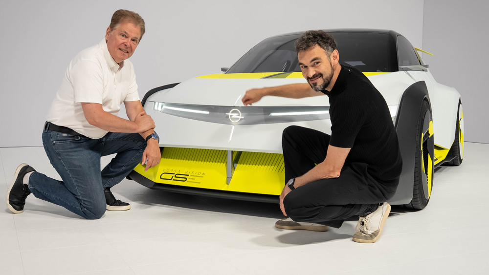 Klarer Kompass 
Designer Florian Theis (rechts) hat in die Zukunft geschaut und dort einen elektrischen Rennwagen auf Corsa-Basis gesehen. Mit beeindruckenden Fahrleistungen und einer markanten Optik, die er unserem Autor erklärt. Fotos: Opel
