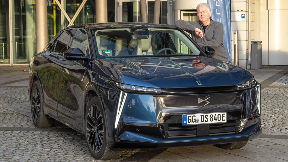 Herrschaftlich 
In Frankreich wird der Staatspräsident inzwischen mit dem neuen DS durchs Land chauffiert. Inzwischen auch Normalsterbliche die Finessen des neuen Elektroautos genießen, das in einem früheren Fiat-Werk in Italien montiert wird. Foto: Dani Heyne für Stellantis. 