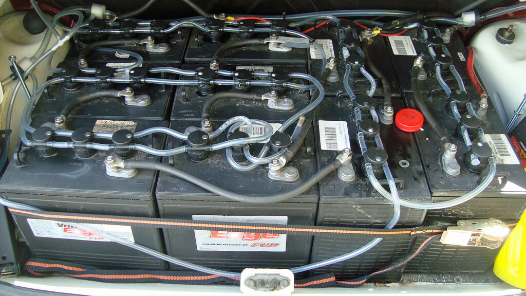 6-Volt-Batterien im Kofferraum 
Die beiden Amerikaner packten insgesamt 16 Bleibatterien in den Kleinwagen aus Frankreich. Fotos: Thomas Geiger