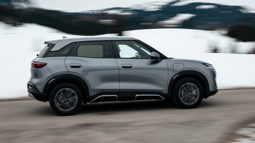 Flotter Feger 
Dank des 212 PS starken Antriebs kann der BYD Atto 2 DM-1 nicht nur auf der Autobahn gut mithalten, sondern auch Überholvorgänge auf der Landstraße erfreulich kurz gestalten. Äußerlich unterscheidet sich der Teilzeit- nur geringfügig von dem Vollstromer.  