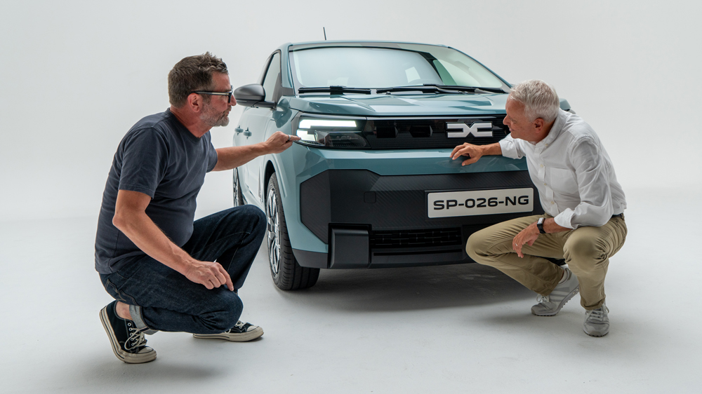 Eigener Charakter
Vor allem vorn haben die Dacia-Gestalter statt des abgeflachten One-Box-Designs wie beim Renault Twingo eine robuste SUV-Optik mit ausgeformter und deutlich wuchtigerer Motorhaube kreiert, erklärt Chefdesigner David Curand unserem Autor. Fotos: Dacia 