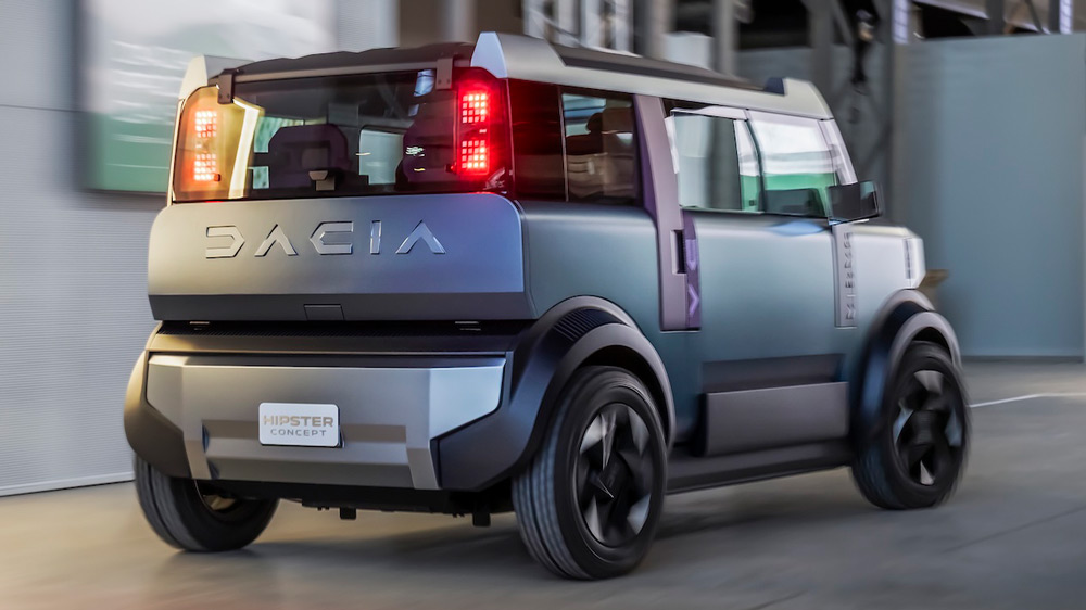 Unübersehbar Dacia 
Der große Schriftzug auf der zweiteilig zu öffnenden Heckklappe macht deutlich, wer sich das originelle Fahrzeugkonzept ausgedacht hat. Um Geld zu sparen, wurden die Heckleuchten einfach hinter die Scheibe der Heckklappe gepackt. Fotos: Dacia