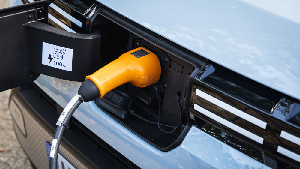 Licht und Schatten
Praktisch ist Position des Ladeanschlusses in die Frontmaske. Die Ladeleistung an der Wallbox ist mit 6,6 kW aber weiterhin bescheiden.